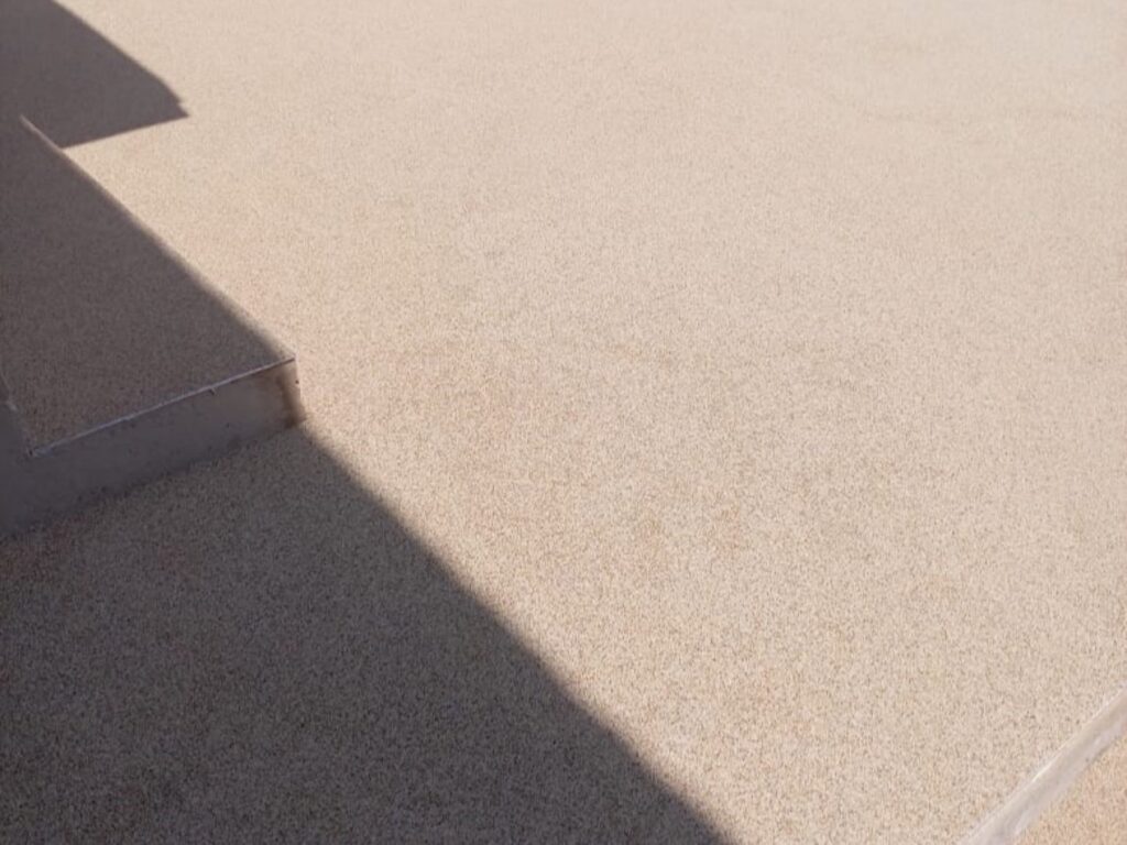 Quartz broadcast floor finish with a textured surface